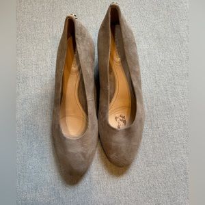 Taryn Rose grey suede pump size 7.5